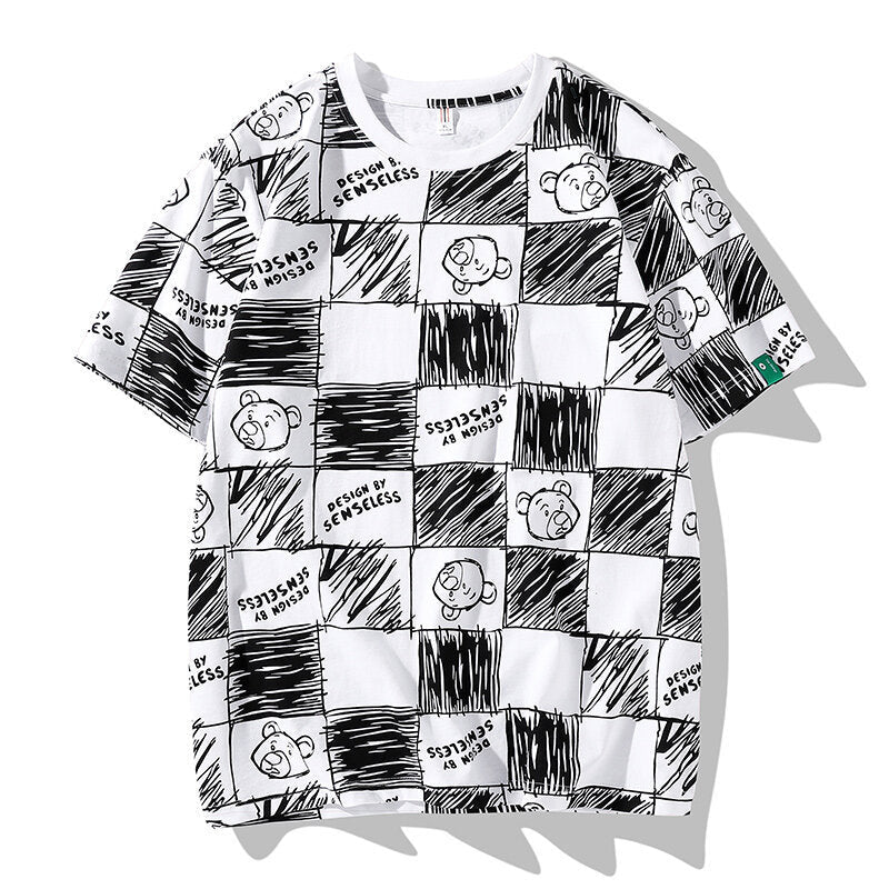 落書きをする格子半袖シャツ