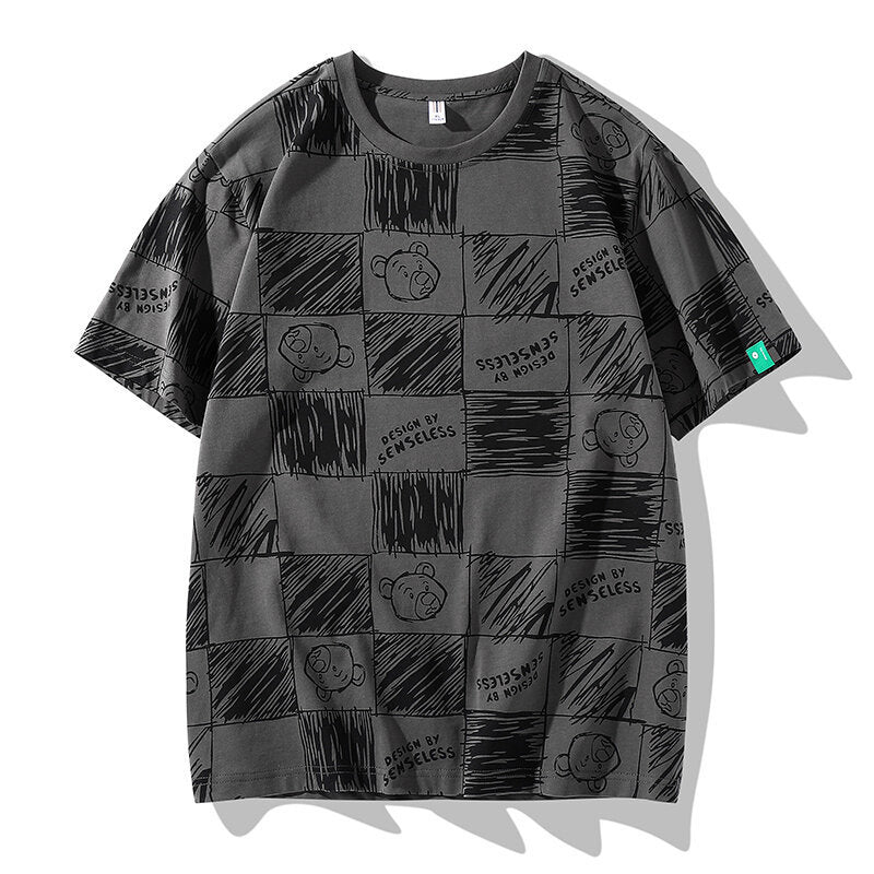 落書きをする格子半袖シャツ