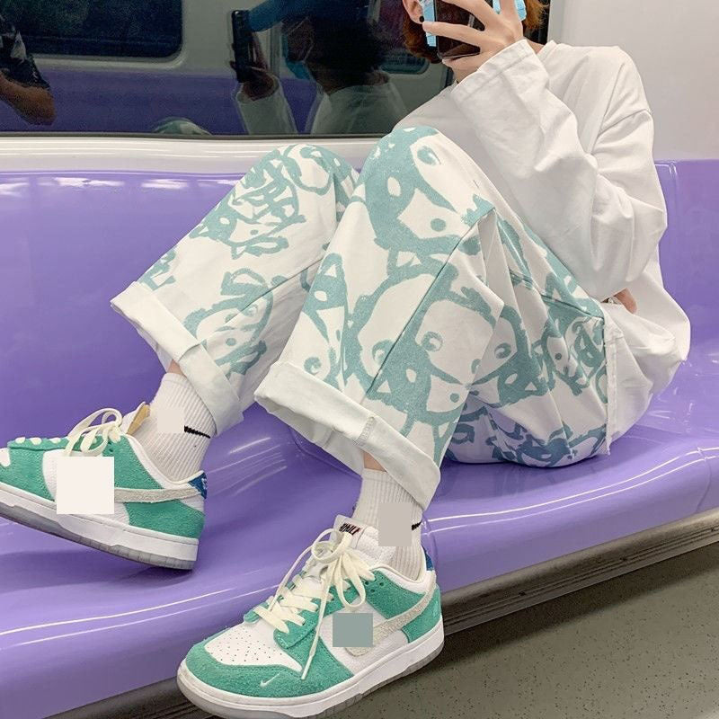 ストリート落書きをするワイドレッグパンツ