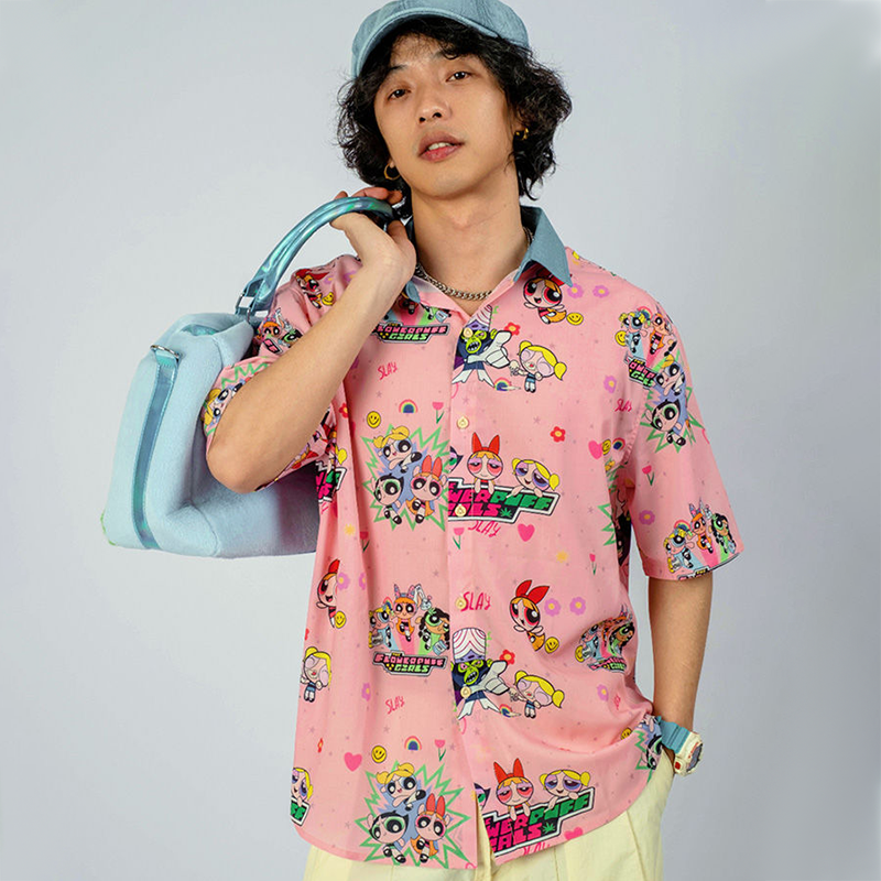 ピンクのかわいい漫画のカジュアル シャツ